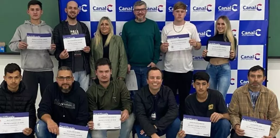 Realizada em Rio Negro a entrega dos certificados do curso de Mecânica e Elétrica de Motos